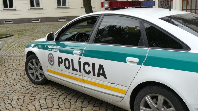 Muž a žena vyskočili z okna bytu v Bratislavě. Uvnitř našli policisté mrtvé dítě